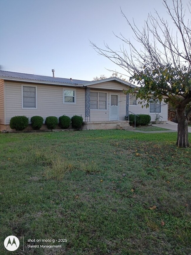 Building Photo - 3/1 Newly updated home