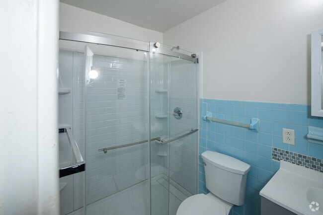 C 1BR, 1BA - 675SF - Bathroom