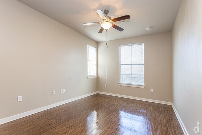 3BR, 2BA - 1,063SF