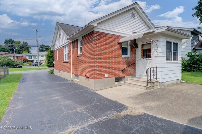 Photo - 73 Russell Rd