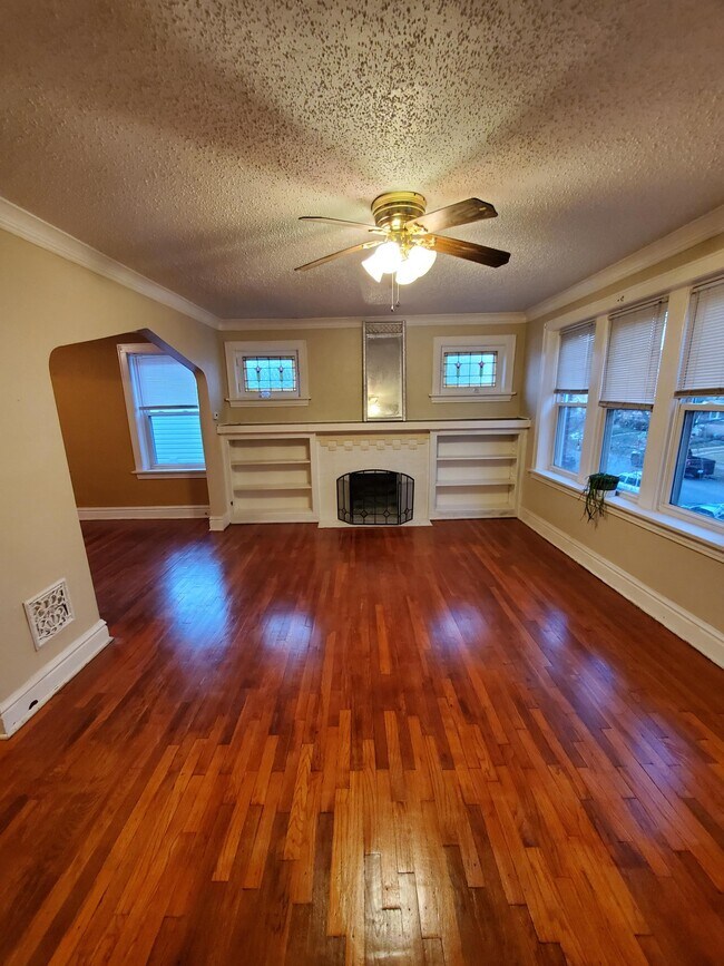 Photo - 5030 Winona Ave Unidad 2nd Floor