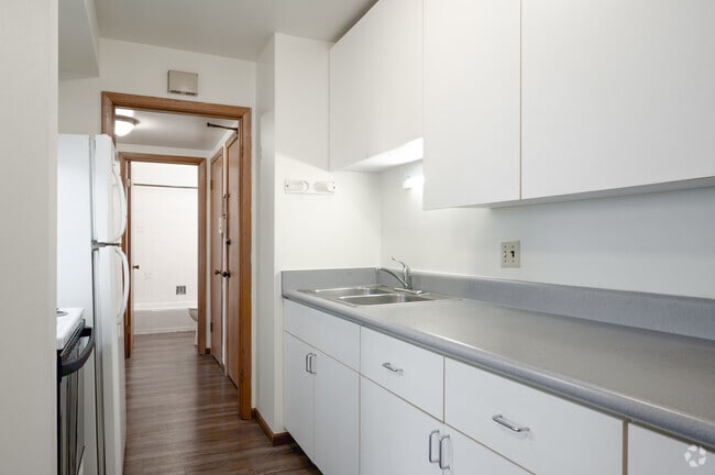 1BR, 1BA - 526SF - Kitchen