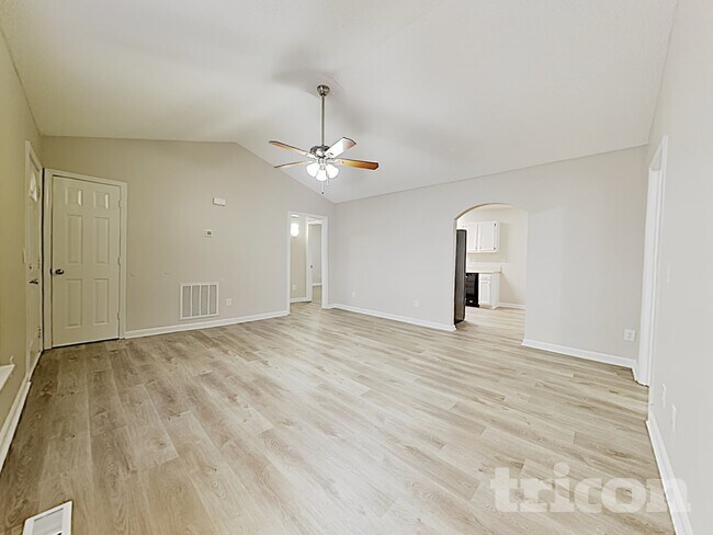 Photo - 615 Flicker St