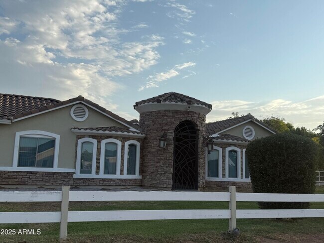 Building Photo - 5502 N 105th Ln