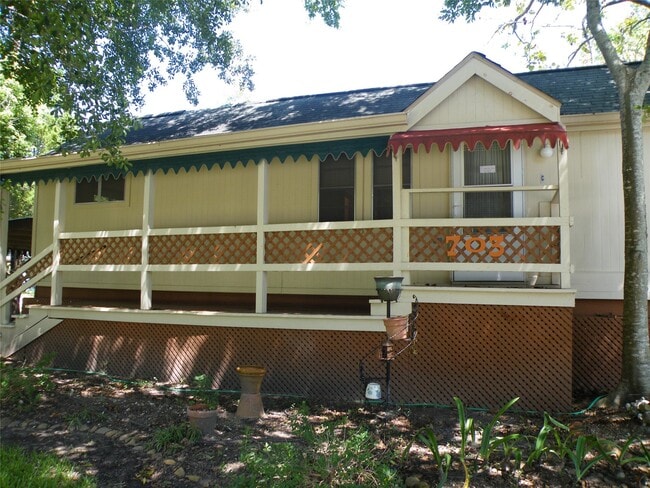 Building Photo - 703 Clear Lake Rd Rental