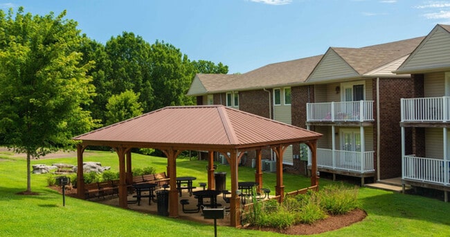 Summerwind Grilling Area - Summerwind Apartments