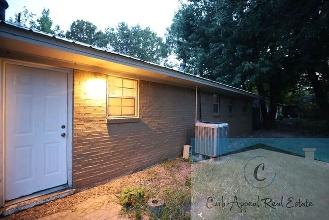Photo - Move in special $800!! Recently renovated ...