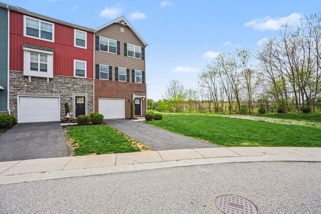 Photo - 700 Admiral's Quay Dr