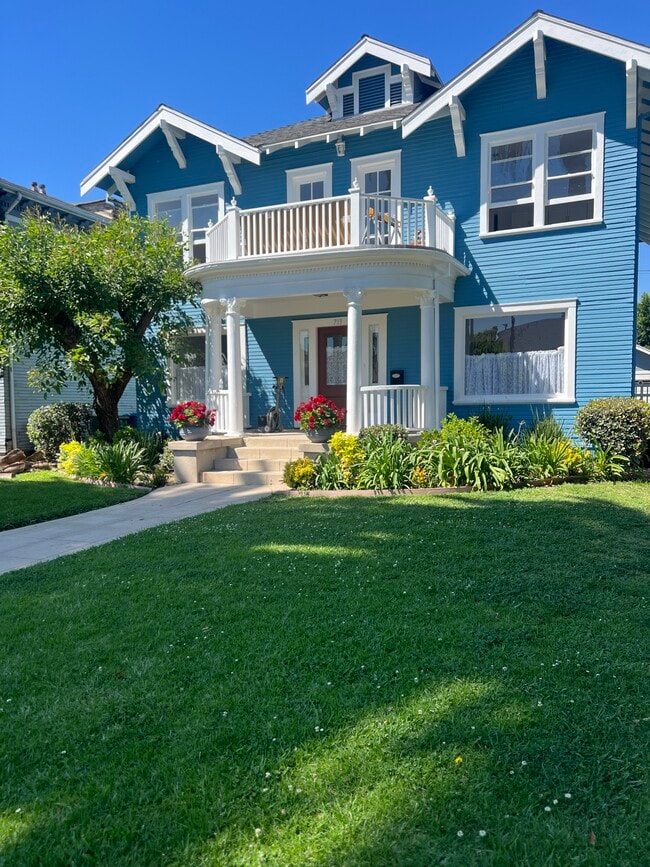 Vista frontal de la casa - 713 S Bronson Ave