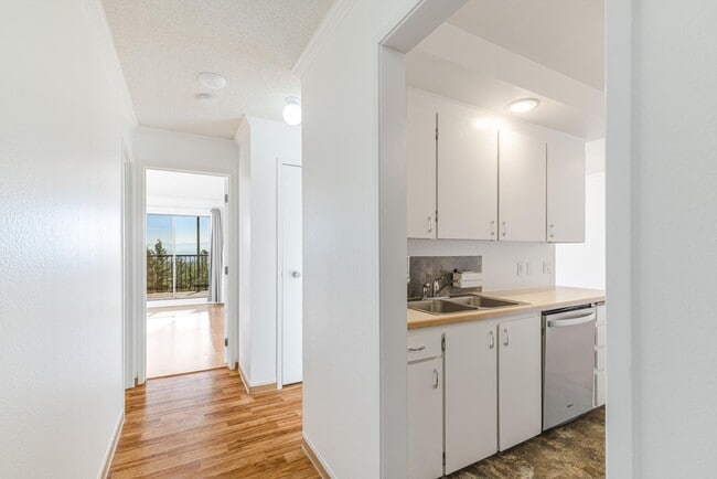 Photo - Cozy & sweet 1/1 condo in Lake Oswego with covered parking and storage included! Unit 212