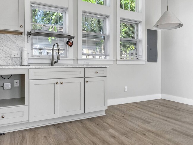 Photo - 231 W 17th St