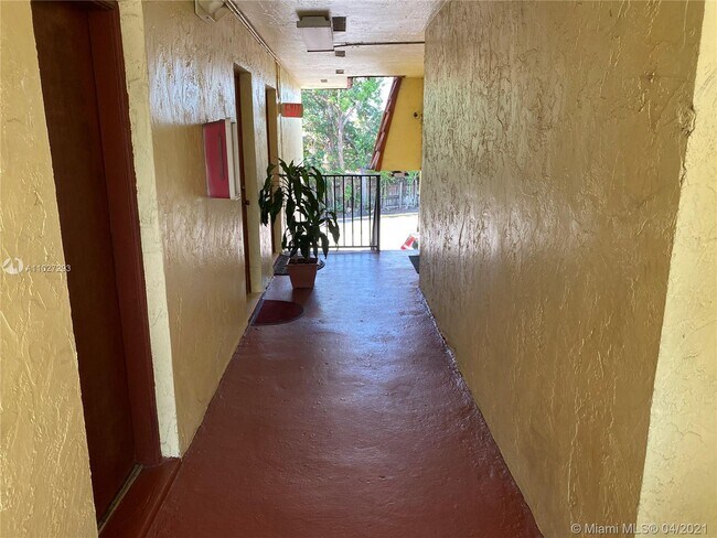 Exterior Hallway - 8009 W 6th Ave Unidad L