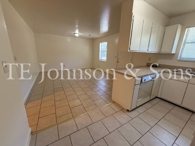 Photo - 2 Bedroom Utilities INCLUDED Unit 1604 Oak Croft C