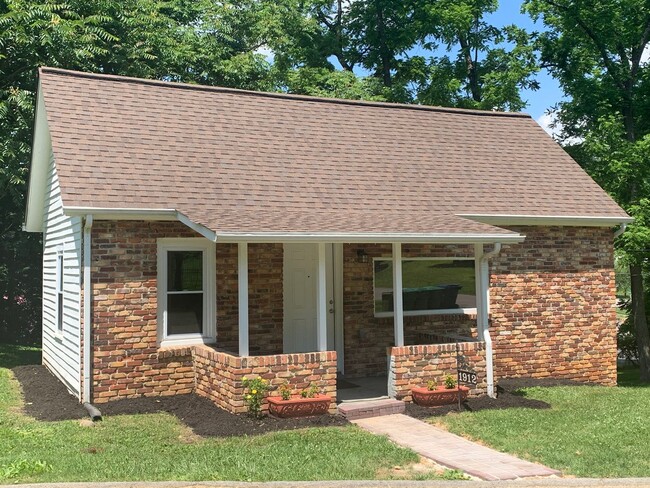 Newly remodeled 3 bedroom/1 bath - East Mo... - Newly remodeled 3 bedroom/1 bath - East Mo... House