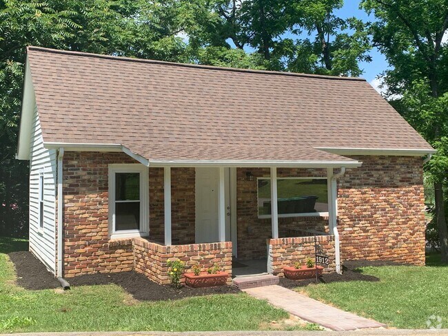 Building Photo - Newly remodeled 3 bedroom/1 bath - East Mo... Rental