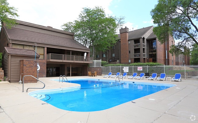 Lake Candlewood Apartments