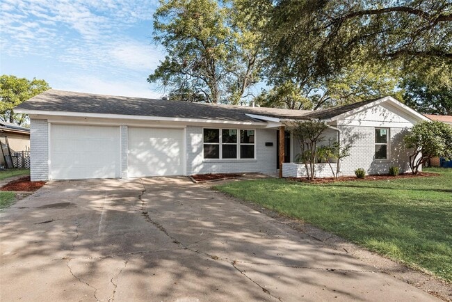 Photo - Built for Entertaining. Designed for Living. Fresh Style. Smart Layout. Perfect Location