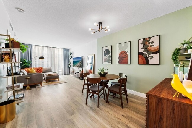 Photo - 350 SE 2nd St Unidad 780 Rental
