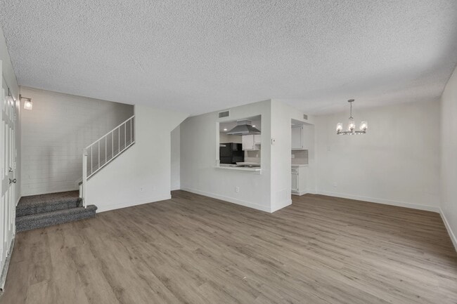 Building Photo - 3-1