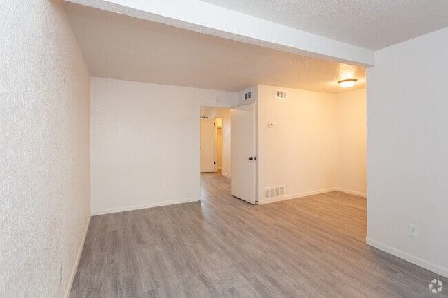 1HAB 1BA - 600 ft² - East 12th Townhomes and Apartments