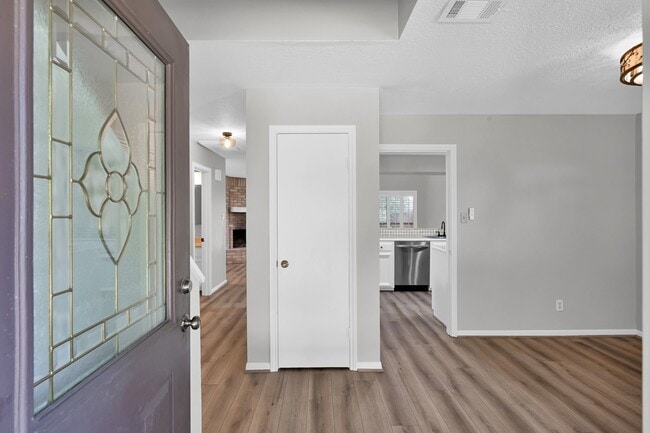 Building Photo - 3843 Knollcrest Dr Rental