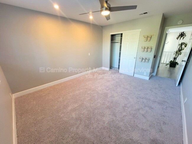 Photo - 1728 Lake St