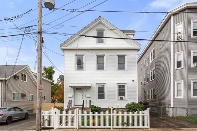 Building Photo - 19-21-21 Richardson St Unit 2