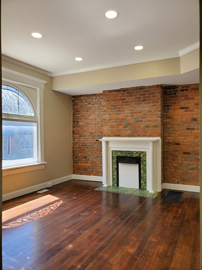 Living Room - 987 Parsons Ave