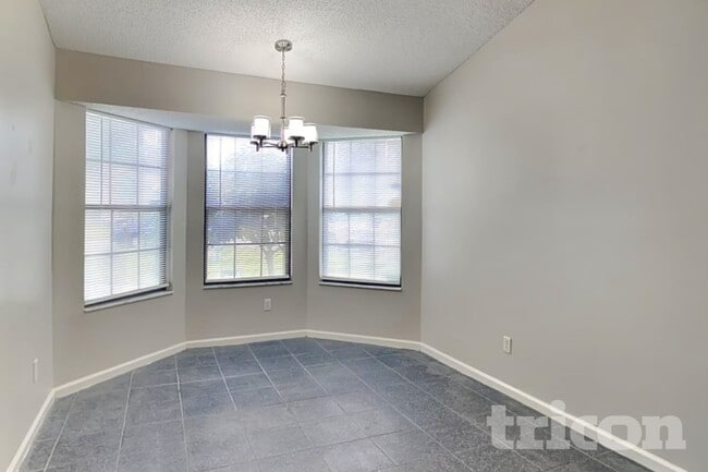 1689 Ashwood Cir