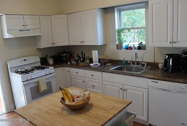 Photo - 902 E St
