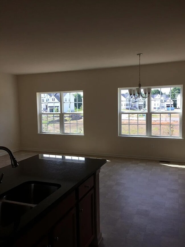 Sala de estar con vistas al patio trasero - 535 Liam Pl