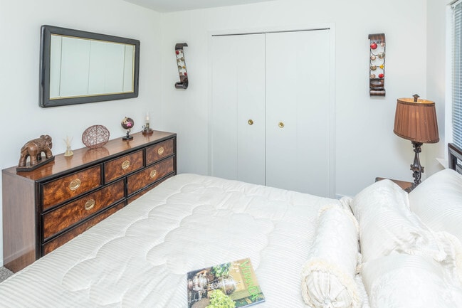 2BR, 1BA - 800 SF The Woodward