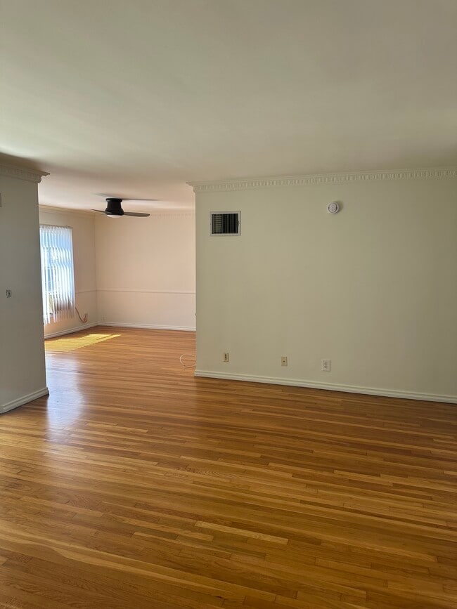 Photo - 8218 De Longpre Ave