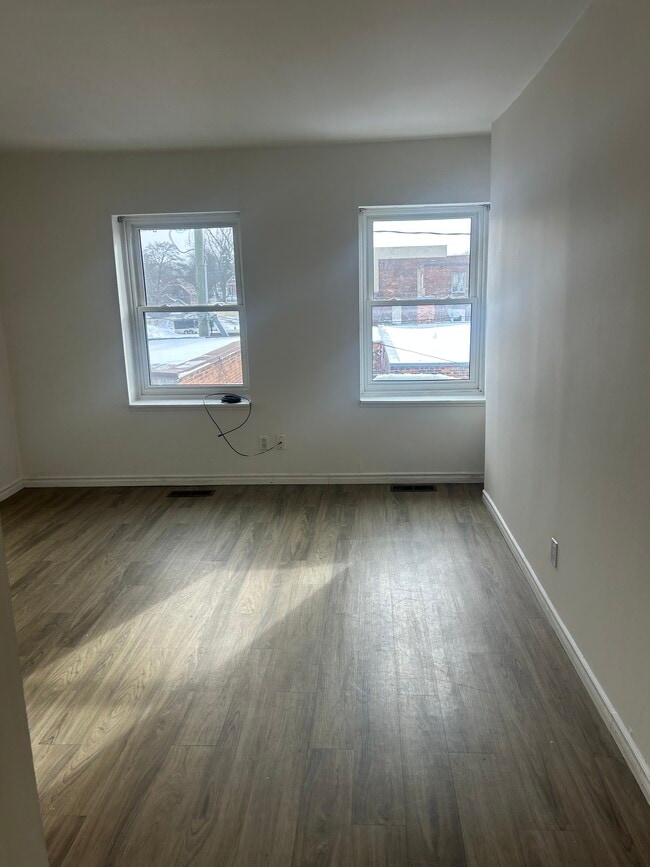 Salon - 221 8th St E Unité #4