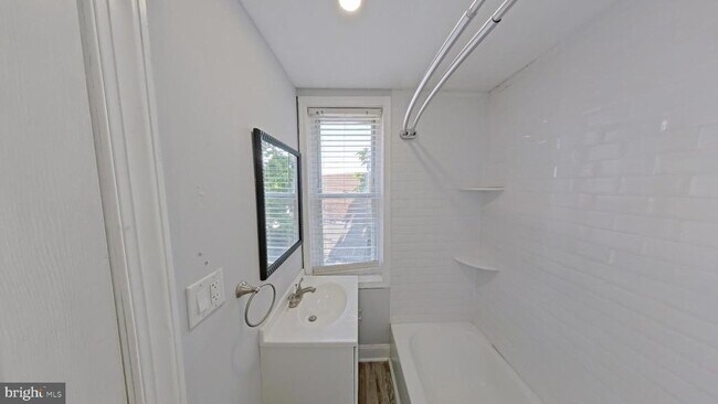 Photo - 610 E 9th St