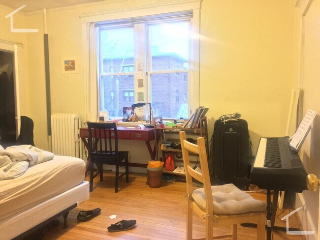Building Photo - Great location in Brookline for BU... 2 bed 1 bath!!