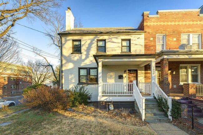 Building Photo - Modern End-Unit Townhome with Garage + Outdoor Space in SE DC