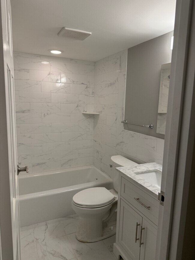 Bathroom - 33 Windemere Apartments