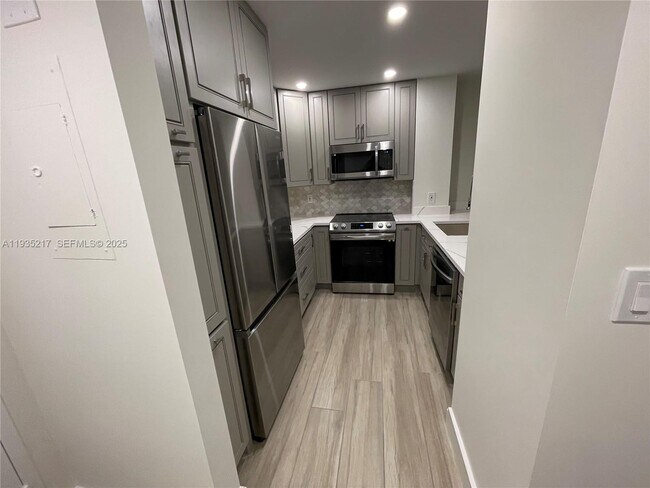 Photo - 1831 NE 38th St Unidad 403