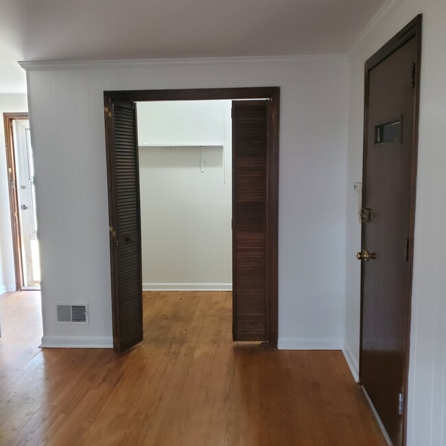 Photo - 301 W Lakeside Ave