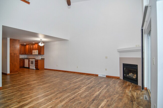 Photo - 160 E River Dr