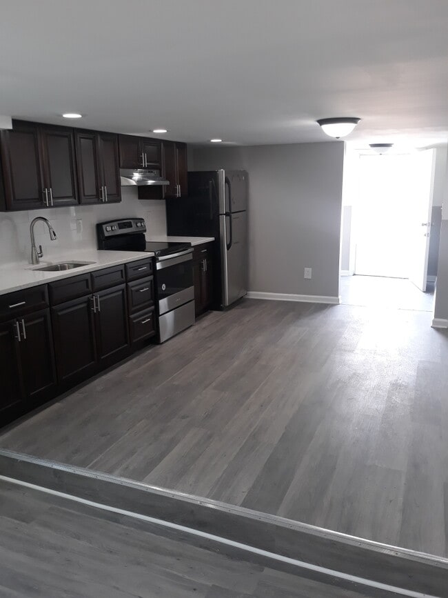 Building Photo - 1325 E Mt Pleasant Ave Unit #B