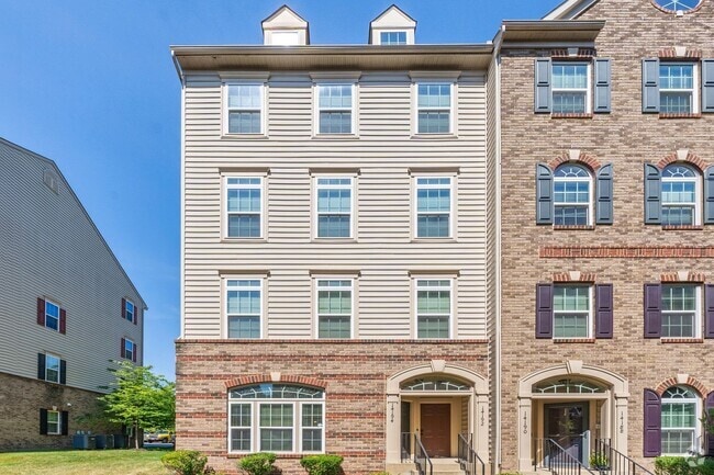 Building Photo - Spacious 3-Bed, 2.5-Bath End Unit in Sough... Rental