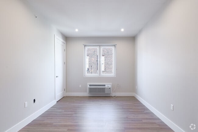 3BR, 2BA - 920SF - Living Room