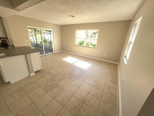Photo - 6143 Alderwood St