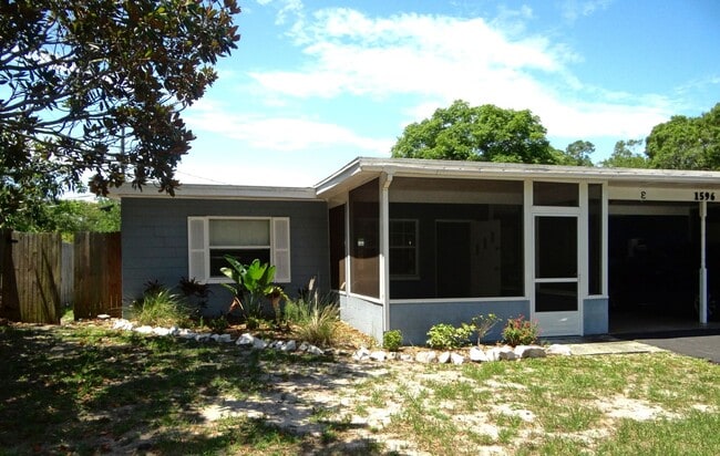Building Photo - 2 bed, 1.5  bath in a quiet neighborhood Rental