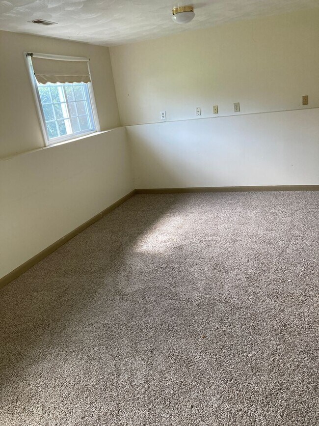 Cozy 3 Bedroom, 1.5 Bathroom Split Level H... Rental For Rent in