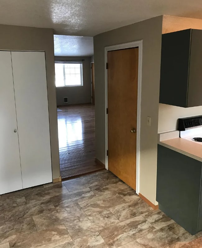 Photo - Recently Renovated 3 Bed/1 Bath Duplex Unit - Metolius Ave