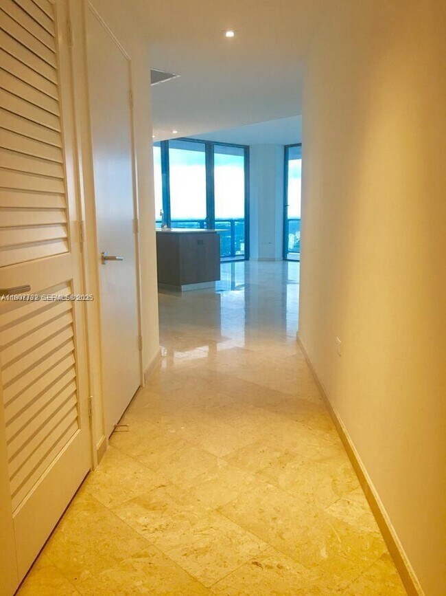 Photo - 88 SW 7th St Unidad 3402