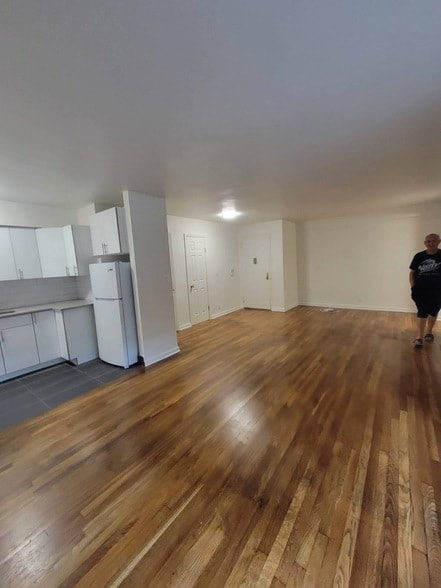 Photo - 43-20 48th St